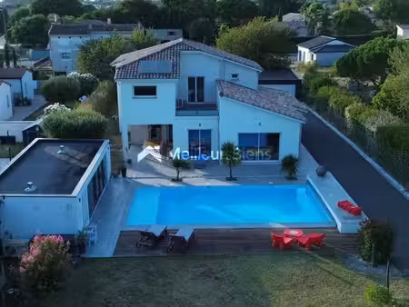 maison 6 pièces 220 m²
