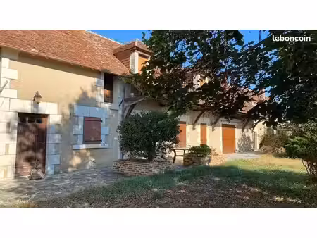 propriete de campagne 213 m2  avec etang  proche de la roche posay