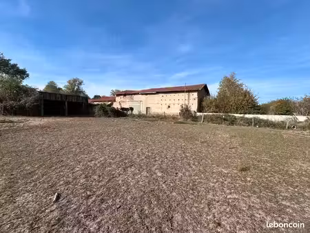 grange 1 pièce 210 m²
