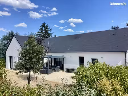 chinon (37) - maison récente de plain-pied de 130 m2 avec jardin clos et arboré - dpe a et