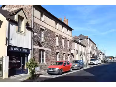 a louer un local commercial à montfort sur meu de 75 m2 avec une vitrine sur une rue comme