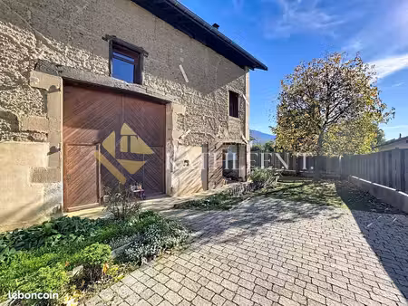 maison 9 pièces 225 m²