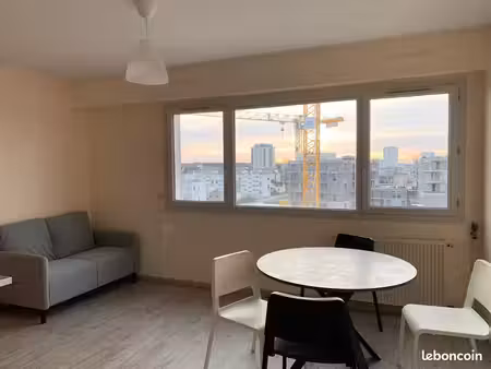 f1 bis de 27m² meublé au dernier étage avec ascenseur. à côté de la place rabelais. refait