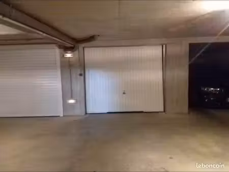 box fermé 15 m2 securise par télécommande quartier clos cadot   gambetta