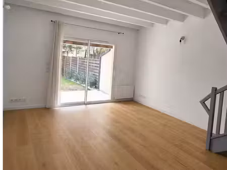maison de ville t3   avec jardin et terrasse couverte  2 places de parking  200000