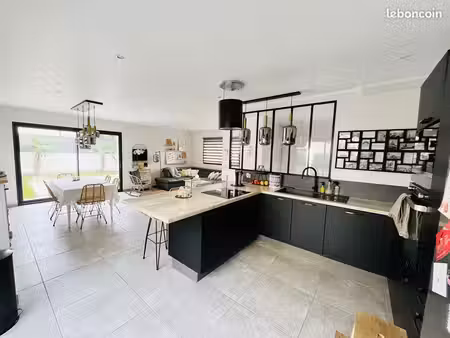 maison individuelle récente – 140 m² – coeur de village – calme – environnement familial