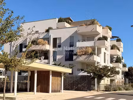 un appartement récent  deux stationnements et aucun travaux à prévoir