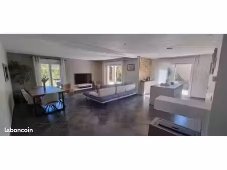 maison familiale de 125 m² avec piscine et garage