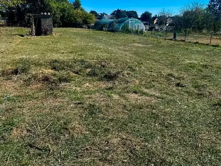 parcelle de 920 m² avec démolition à prévoir - premier rideau - 13.38 m de façade - 1 km d