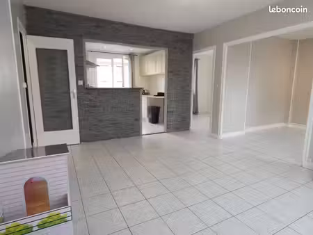 appartement 2/3 chambres + cuisine équipée + garage