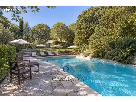 mas 8 pièces 250 m²
