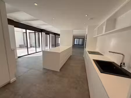 bureau ±130m² lumineux  rénové + terrasses