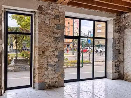 local commercial avec les murs tout commerce