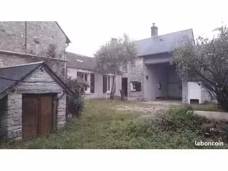 maison en pierre avec maison d’amis  grange et jardin – environnement calme