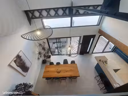 loft/atelier/surface 6 pièces 150 m²