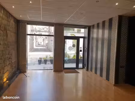 local sur grande artère pour salon de coiffure  bureaux ou autre commerce