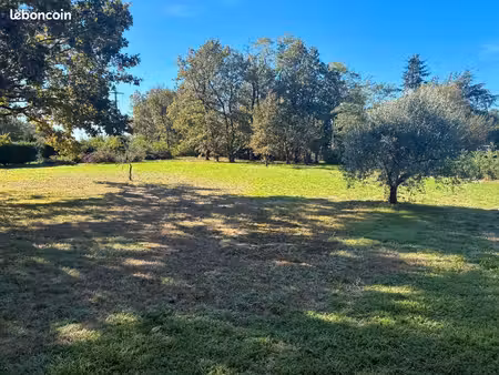 terrain 1 600 m² casteljaloux
