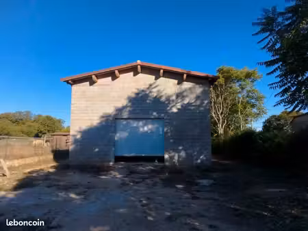 hangar/dépôt