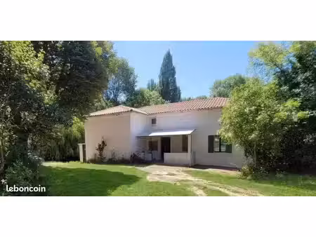 maison quercynoise en pierre avec dépendances  garage  grange et grand terrain
