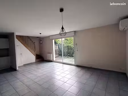 ensemble de trois duplex avec terrasses et garages