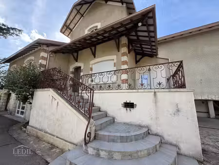 maison de ville pleine de charme avec extérieur clos