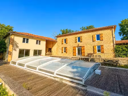 ferme rénovée avec gîte  piscine  jardin clos et vues panoramiques