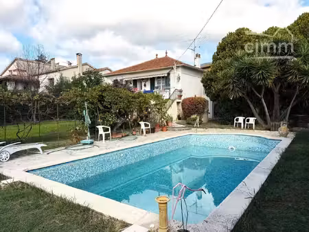 grande maison de ville avec piscine
