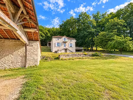 authentique maison en pierre rénovée – 145 m² – grange de 139 m² – terrain de 5 860 m²