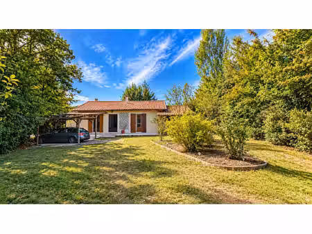 maison de plain pied implantée sur un terrain arboré de 2 000 m²