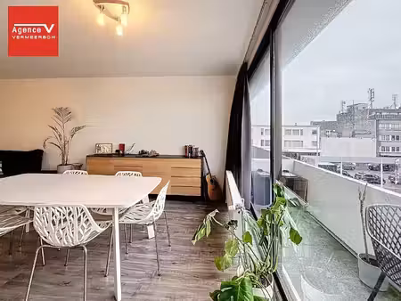 ruim instapklaar 3 slkr appartement inclusief autostaanplaats in gebouw.