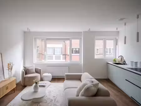 volledig gerenoveerde opbrengsteigendom met drie appartementen nabij gent-sint-pieters