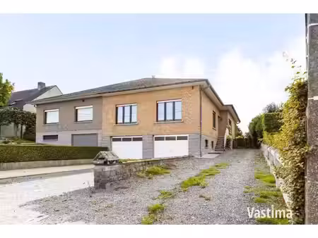 rustig gelegen halfopen woning met dubbele garage en veel potentieel