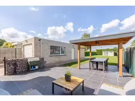 vernieuwde halfopen bebouwing met grote tuin