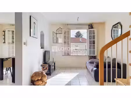 un duplex aux volumes généreux sous les toits