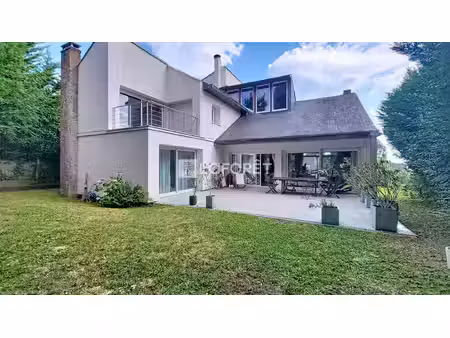 une maison pensée autour de la lumière et des volumes.