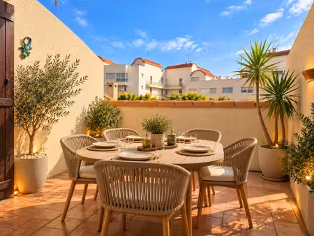 charmante maison avec terrasse  4 à 6 couchages et parking privatif  à deux pas du port