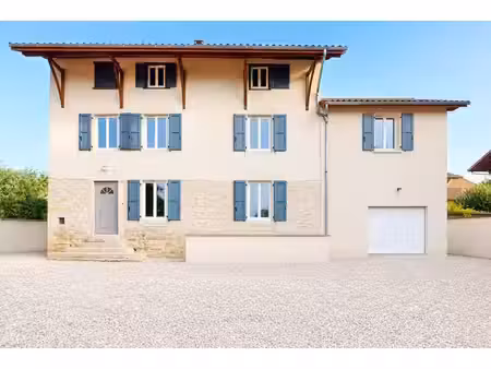 saint-savin – maison de caractère de 147 m² avec grand terrain et dépendance