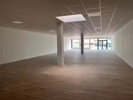 location commerce lorient 421 m²