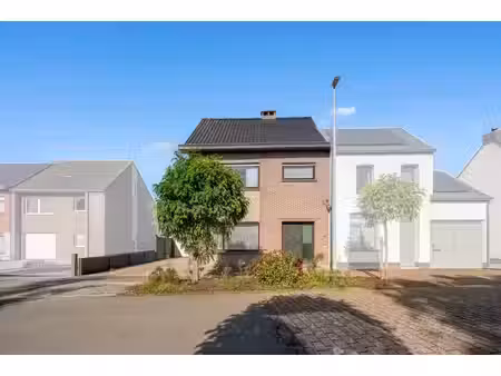 woning met 2 garageboxen en tuin