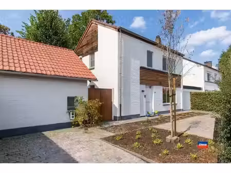 ruime gezinswoning met drie slaapkamers  ruime tuin en oprit