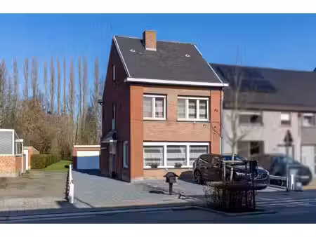 half-open bebouwing met garage