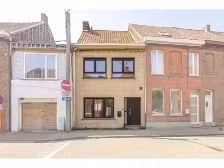 volledig gerenoveerde rijwoning met 3 slaapkamers  2 badkamers & gezellige binnenkoer in w