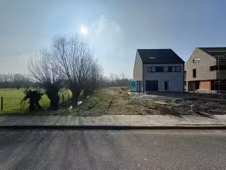 perceel bouwgrond voor een half-open bebouwing.