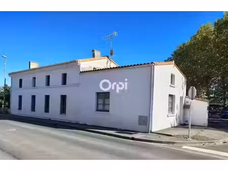 saint-sulpice-de-royan – maison en pierre de 156 m² avec garage  au cœur du bourg