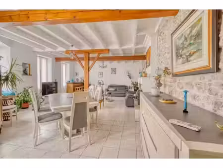 maison de 8 pièces de 193 m² à saujon