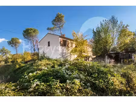 villa d'environ 80 m2 sur 4000 m2 de terrain