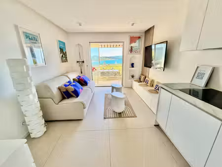 superbe studio meuble avec pleine vue mer.