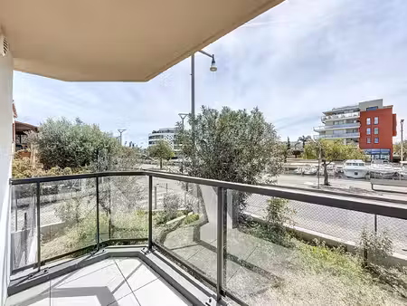 à vendre – local commercial de 77 m² à port fréjus avec jardin  terrasses et plages à pied