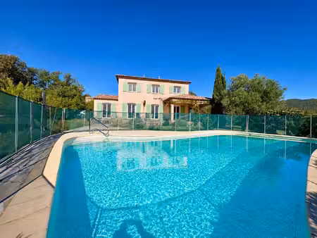 villa 6 pièces d'environ 160m2 sur 2400m2 de terrain avec piscine et garage