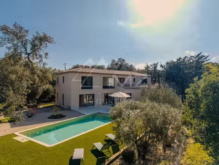 villa plan-de-la-tour - 5 chambres - 243m²